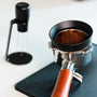 WDT tool in gebruik met portafilter en dosing funnel